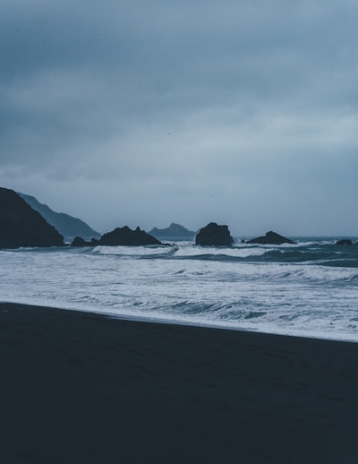 夜间海浪